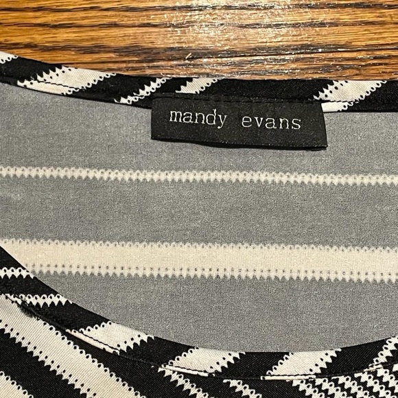 Black and white fitted striped top - Picture 3 of 6